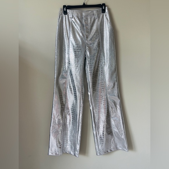 Avec Les Filles Women's Silver Croc Embossed Flare Leg Pants
Size 4 NWT - Picture 3 of 10